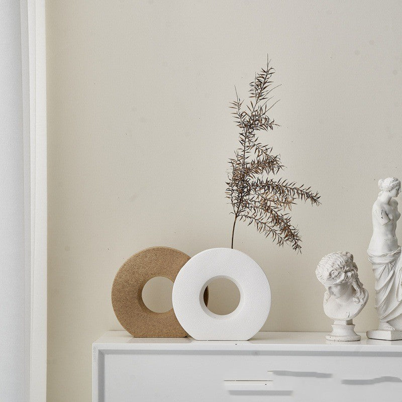 Minimalist Ceramic Vase — Modern Decorative Vase for Apartment, Shelf & Small Space Styling
